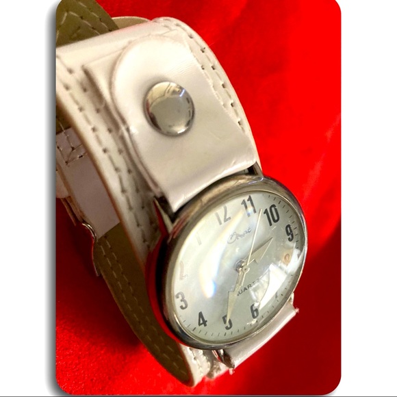 BACKWARDS LE CHAT WRISTWATCH : FOR TIME TRAVELERS AND LEFT-HANDED PEOPLE - Picture 3 of 4